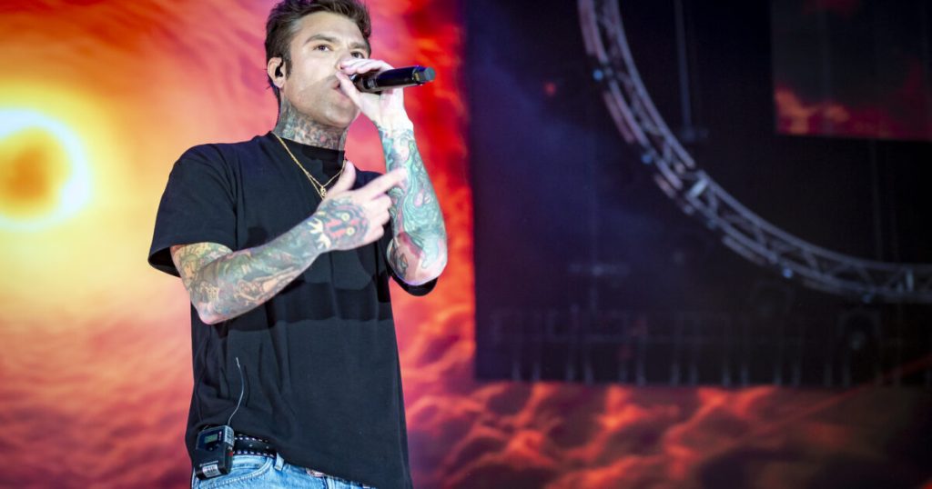Fedez_sorprende_il_pubblico_a_