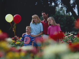 Stock - Coppia con due figli al parco