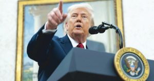 Donald_Trump_firma_un_nuovo_di