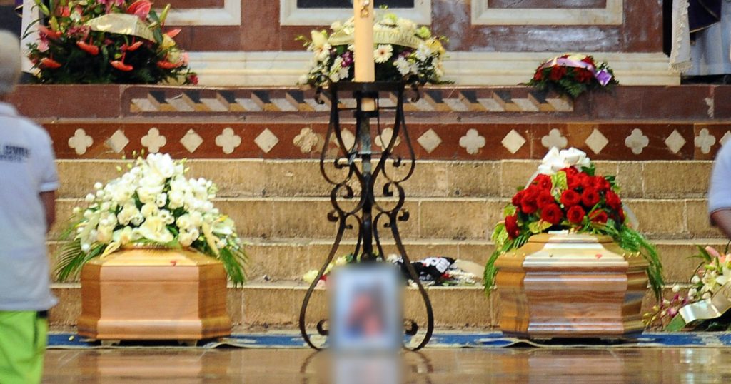 Il_funerale_congiunto_tra_amor