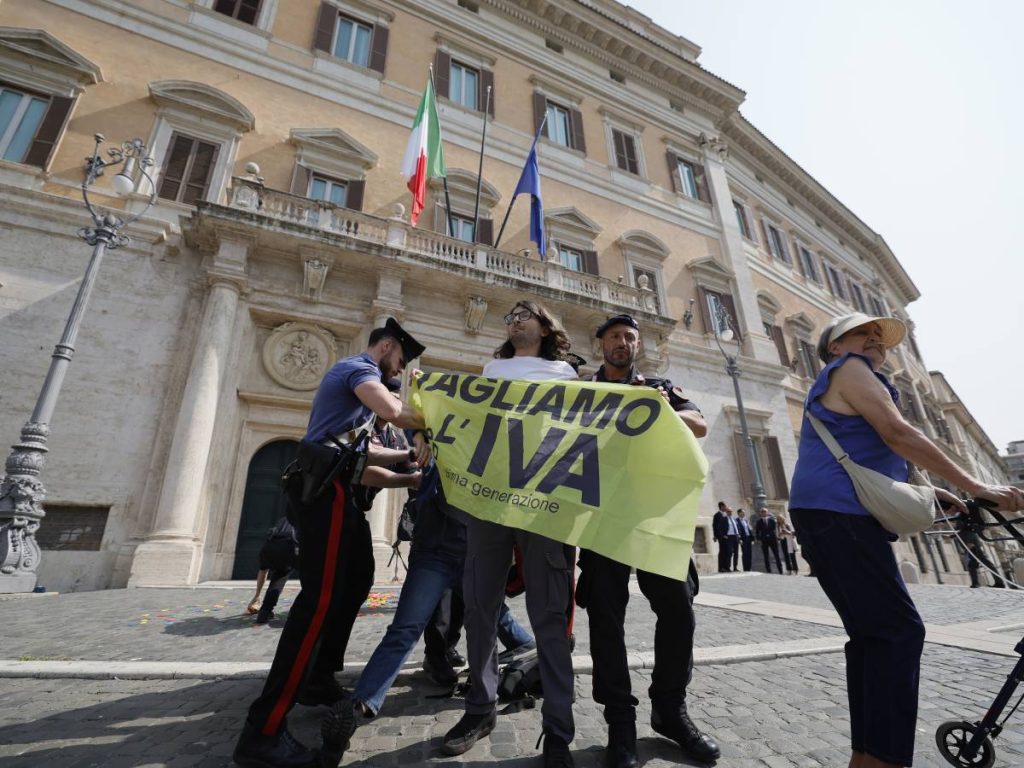 Protesta_davanti_a_Montecitori
