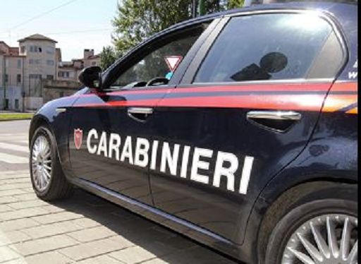 Milano/A Milano carabinieri salvano 22enne su cornicione tetto bendata