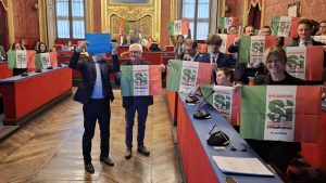 Torino%3A_bandiere_tricolore_e_u