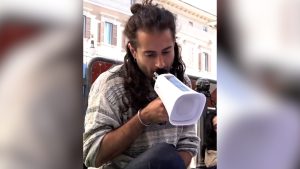 Un_artista_legge_i_nomi_delle_