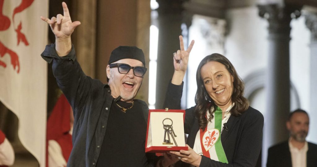 Vasco_Rossi_riceve_le_chiavi_d